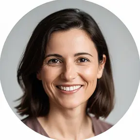 Small circular avatar portrait of a friendly French woman in her early 30s, natural smile, soft daylight, clean neutral background, realistic photography, headshot, high detail, centered composition
